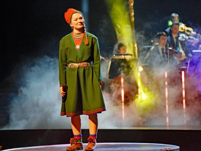 Marja Mortensson på scenen under prisseremonien i Operaen. Foto: Sven Gj. Gjeruldsen, Det kongelege hoffet